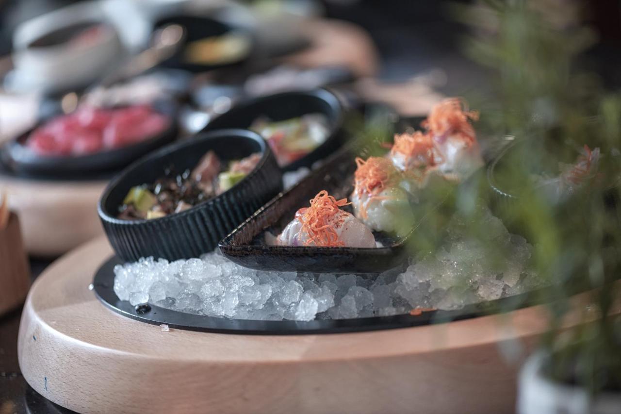 多哈阿尔梅斯拉豪华典藏水疗度假村 外观 照片 A sashimi platter