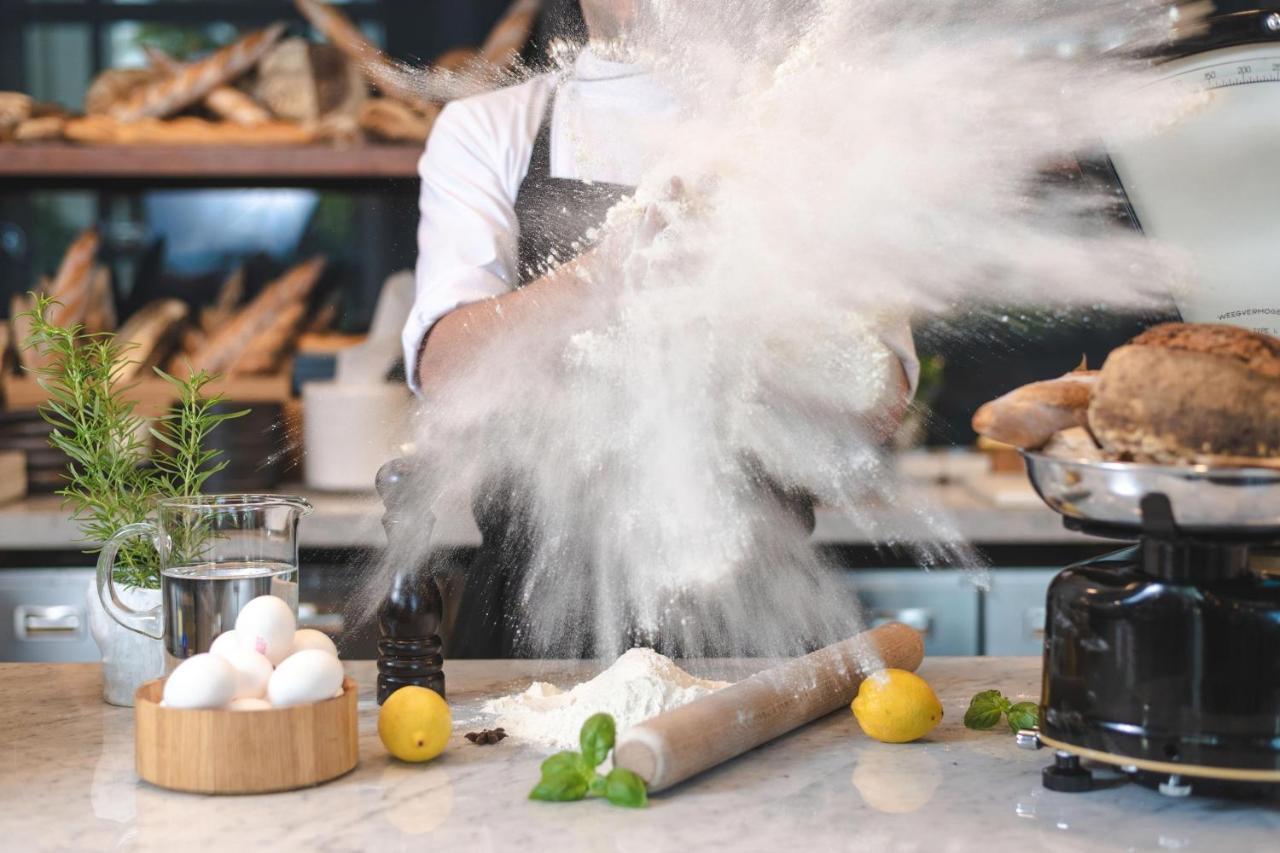 多哈阿尔梅斯拉豪华典藏水疗度假村 外观 照片 A baker sifting flour