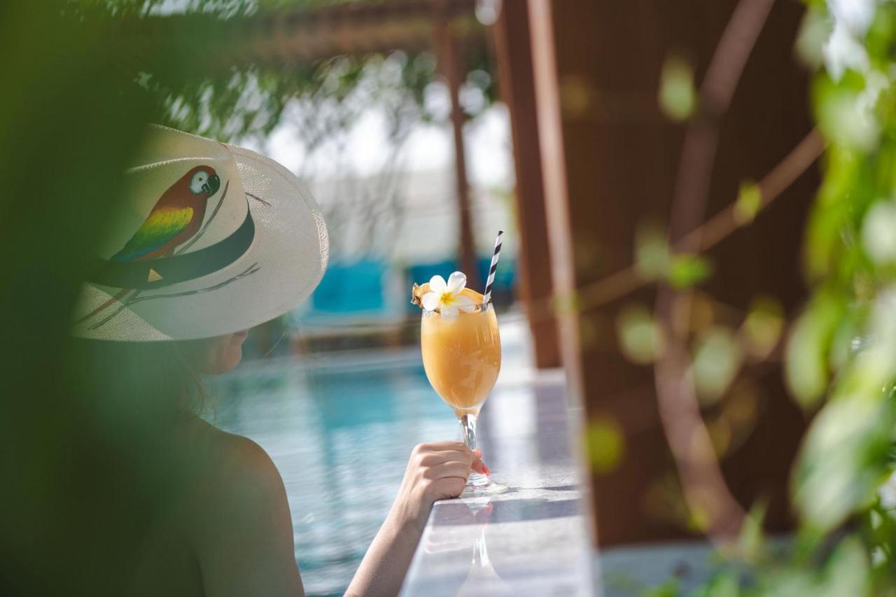 多哈阿尔梅斯拉豪华典藏水疗度假村 外观 照片 A woman holding a cocktail
