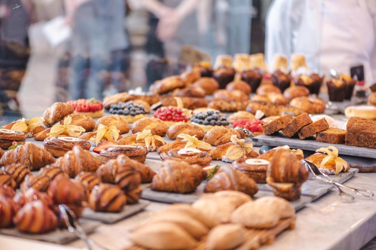 多哈阿尔梅斯拉豪华典藏水疗度假村 外观 照片 A selection of pastries
