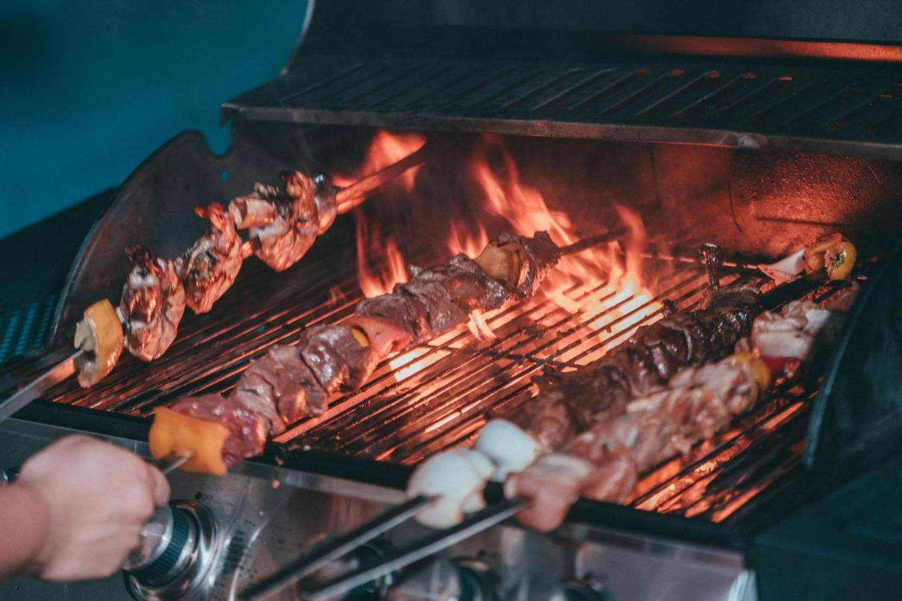 多哈阿尔梅斯拉豪华典藏水疗度假村 外观 照片 A barbecue grill
