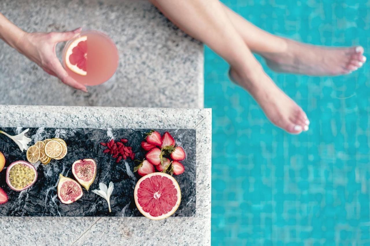 多哈阿尔梅斯拉豪华典藏水疗度假村 外观 照片 A woman holding a grapefruit cocktail