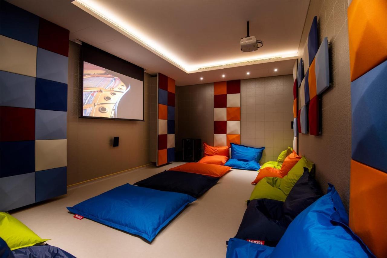 多哈阿尔梅斯拉豪华典藏水疗度假村 外观 照片 A home theater with a projector