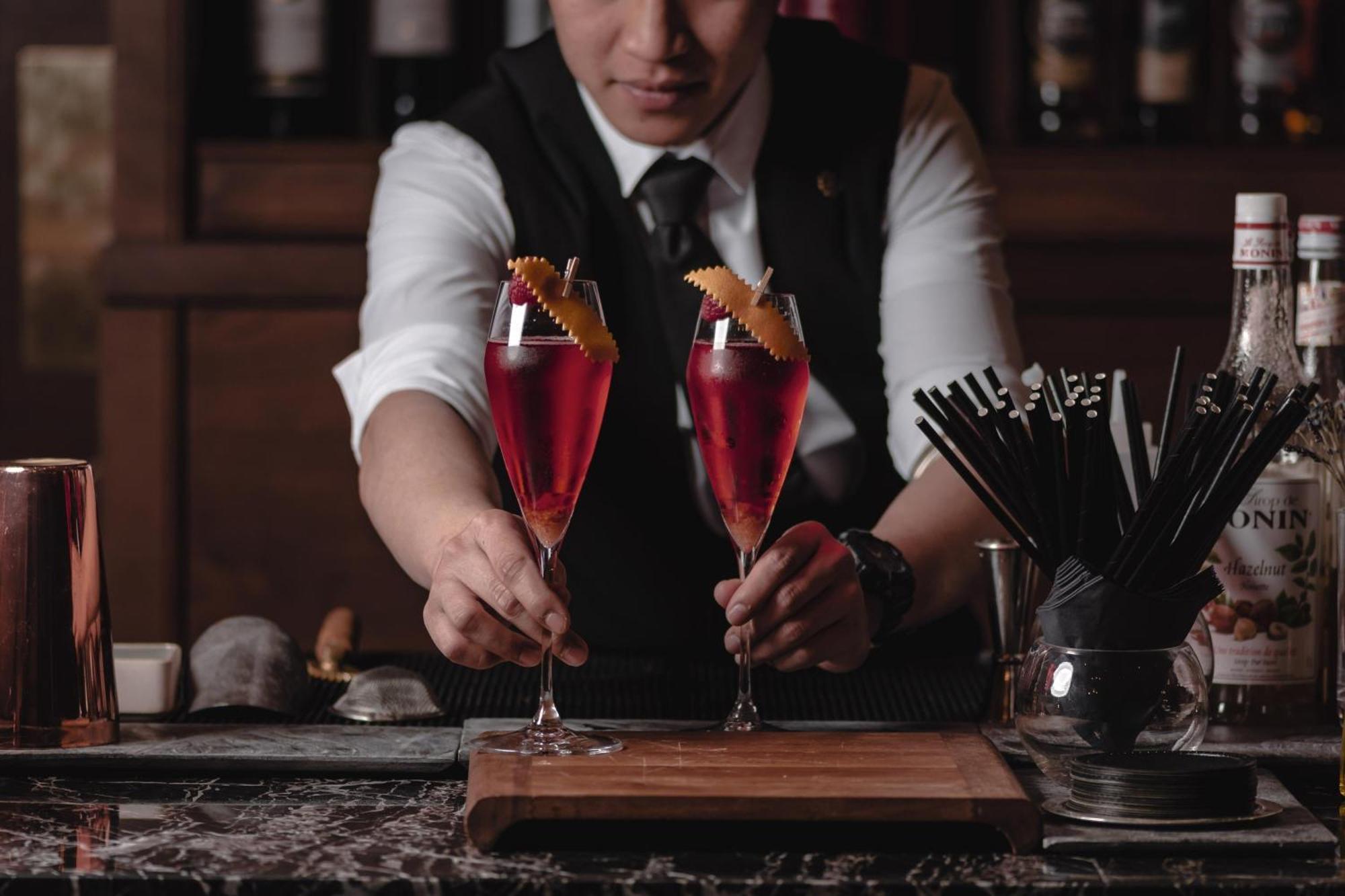 多哈阿尔梅斯拉豪华典藏水疗度假村 外观 照片 A bartender serving cocktails